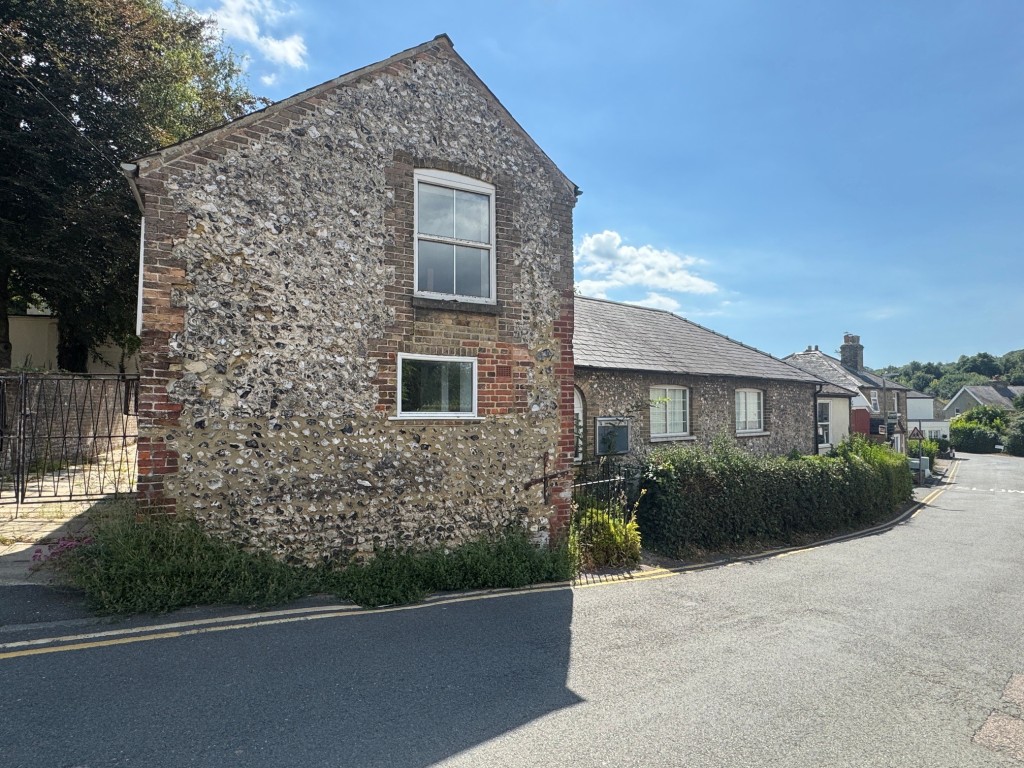 Lot: 98 - ATTRACTIVE CHURCH WITH POTENTIAL - Side of property looking down the High Street